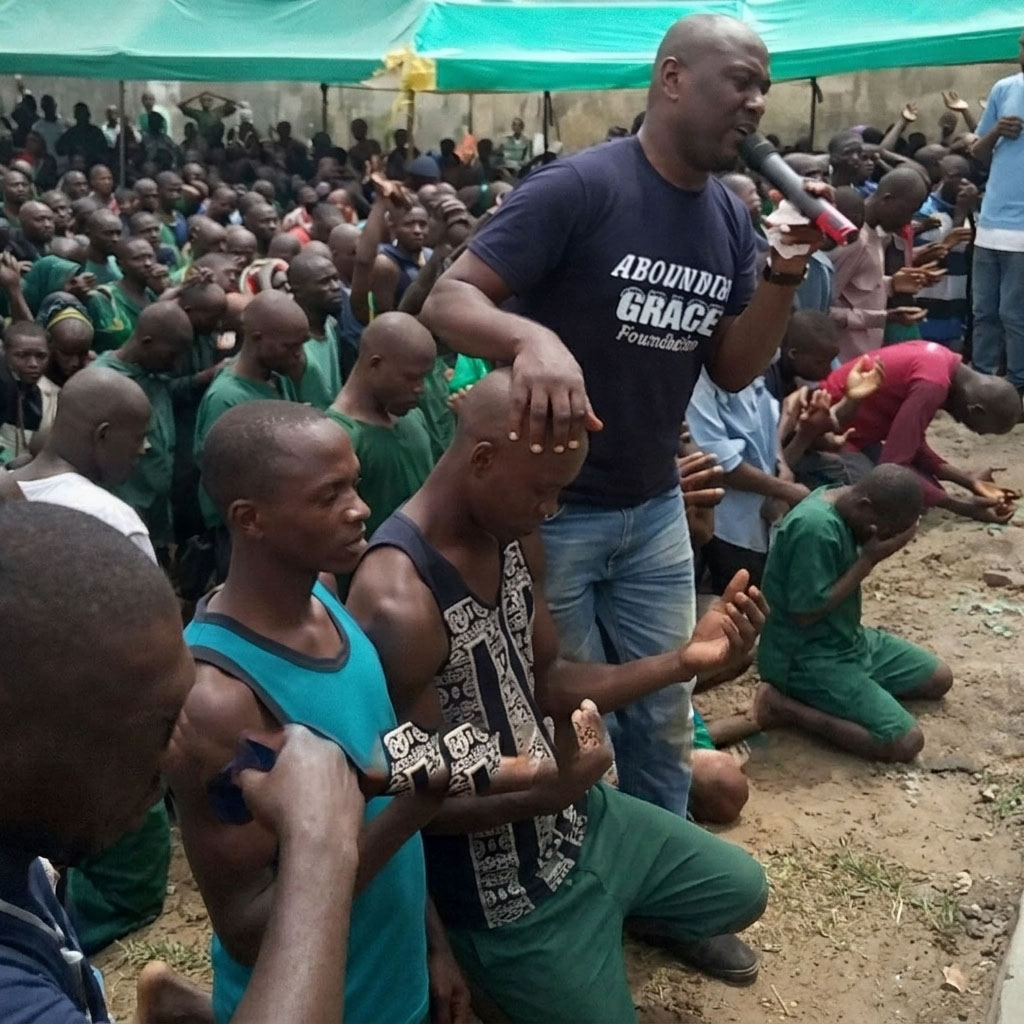 Nigeria: presos se arrodillan y oran entre lágrimas durante culto cristiano en una cárcel