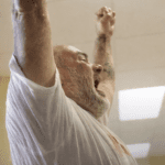 ¡DIOS TOCA UNA PRISIÓN! RECLUSO ENTRE LÁGRIMAS ENTREGA SU VIDA A JESÚS