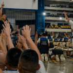 Noticias del Fin | Reclusos escuchan el Evangelio celda por celda y decenas entregan su vida a Cristo en una prisión Noticias del Fin | Reclusos escuchan el Evangelio celda por celda y decenas entregan su vida a Cristo en una prisión